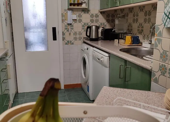 Room With Private Bathroom In Shared Apartment 50M From Gibraltar