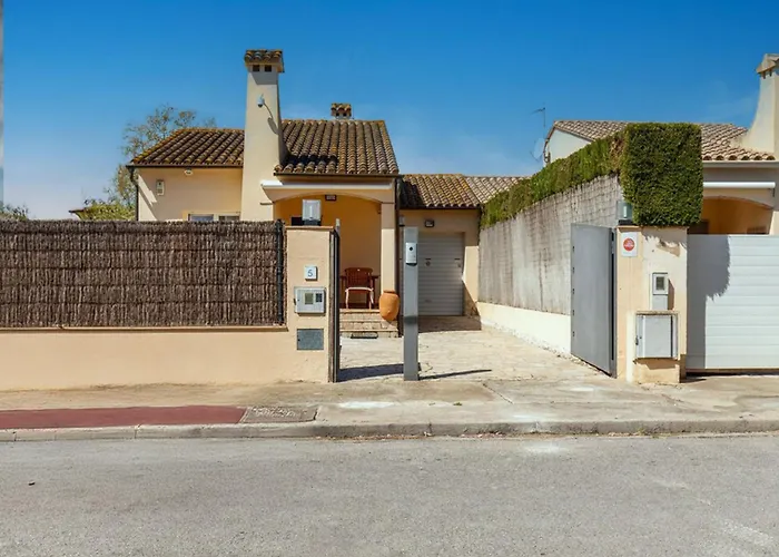 03 Wonderful Holiday Home Near The Beach In Sant Pere Pescador