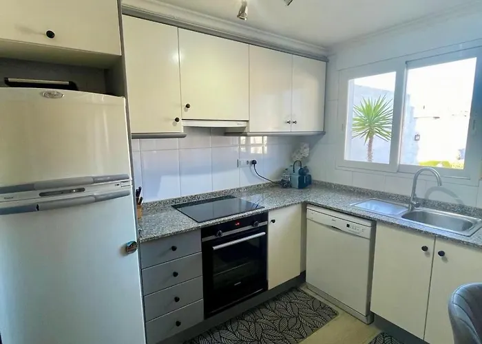 Modern 2 Bedroom Apartment 5Mins From Golf Course