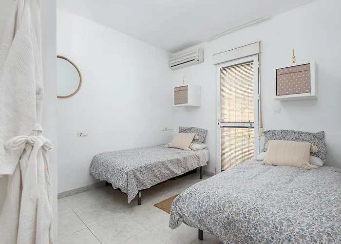 Stylish Poolside Retreat Near Villamartin Plaza - Casa Fre