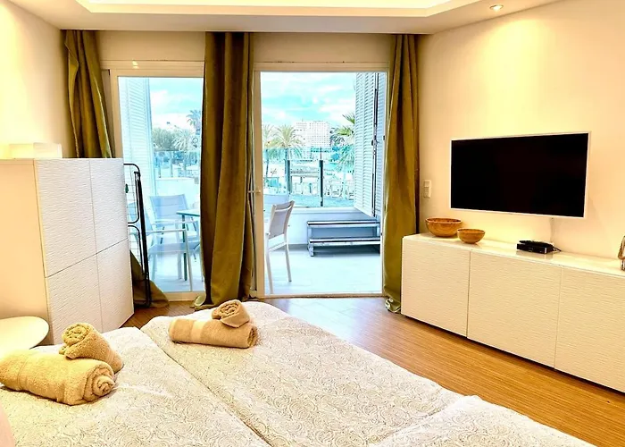 Beautiful Sea View Apartment & Direct Pool Access