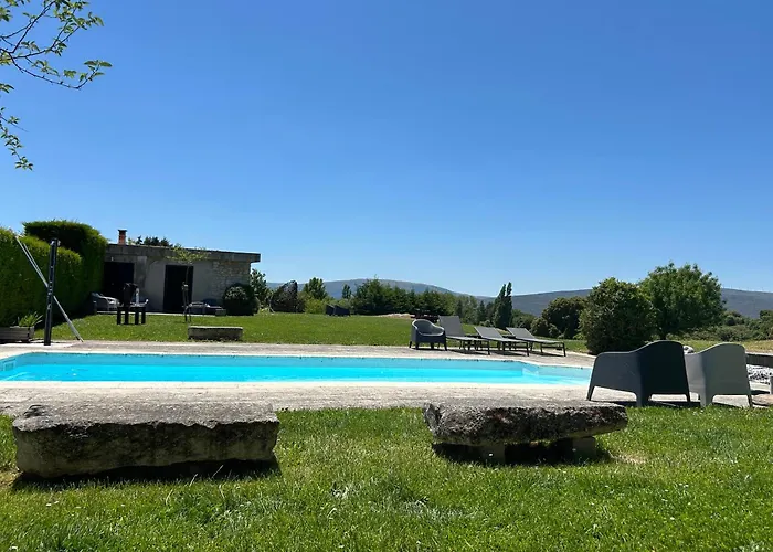 casa rural de un artista en plena naturaleza piscina y parque de esculturas en villarcayo