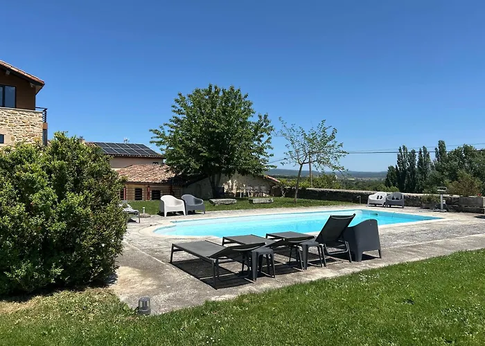 casa rural de un artista en plena naturaleza piscina y parque de esculturas en villarcayo