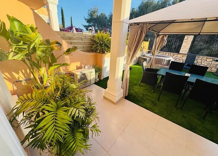Calpe Chalet adosado entorno playa y montaña tranquilidad relax jacuzzi piscina wifi aire jardin barbacoa y parking