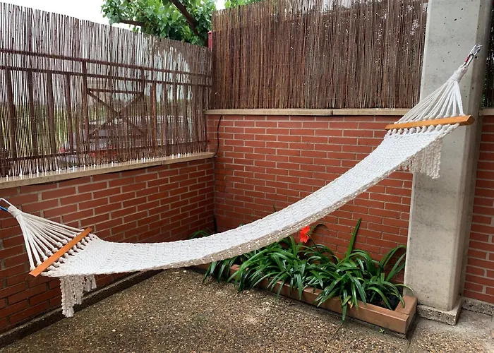 Melgar's Place, Bajo con terraza