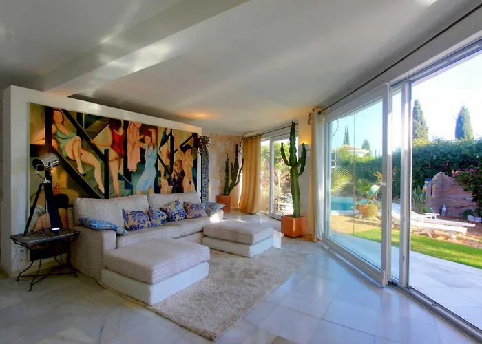 2042 Elegant Villa With Garden Heated Pool