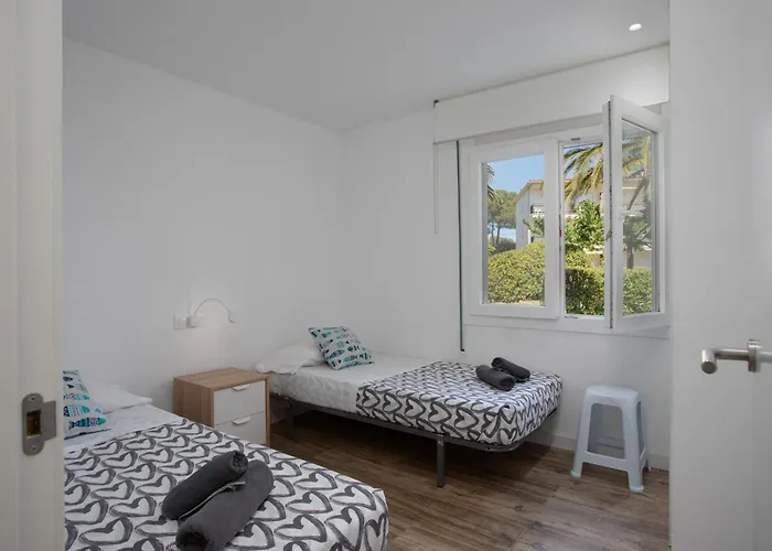 Apartament Amb Piscina I Aparcament - Baixos Amb Jardinet