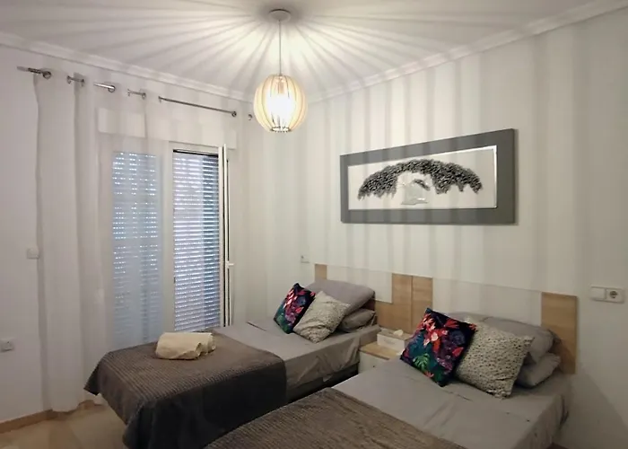 Townhouse 1 Minute Walk To Villamartin Plaza