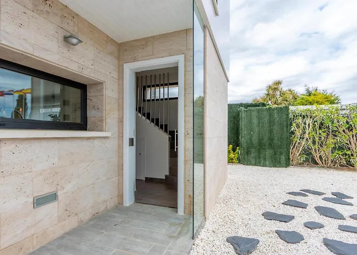 Maison moderne avec piscine, clim, wifi et parking à Sant Pere Pescador