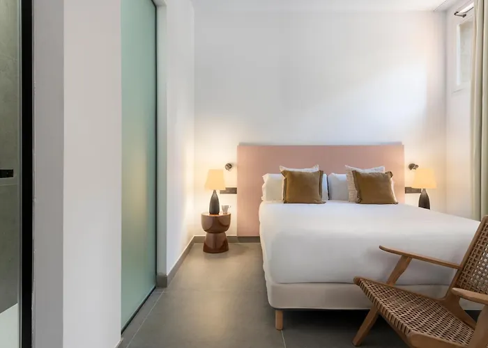 Rafael Salas Suite Apartments