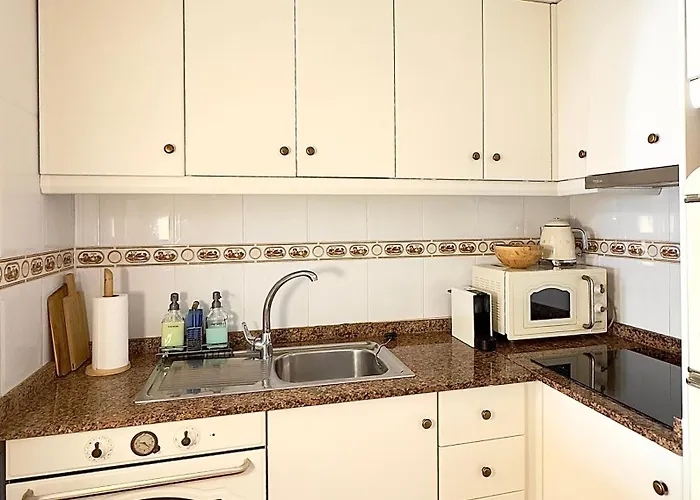 Cozy 2 bedroom apartment near Los Locos Beach