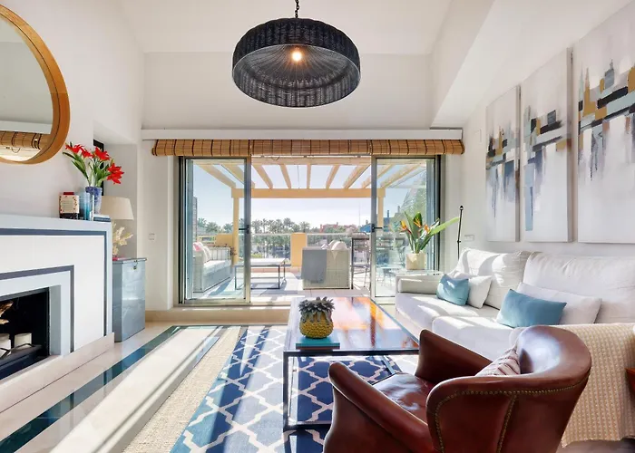 Beautiful Penthouse Overlooking Marina Channels