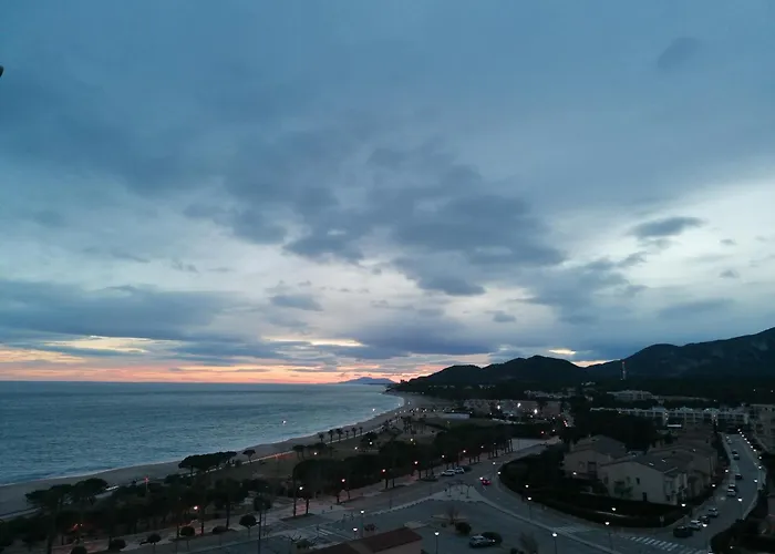 Apartamento con terraza, vistas playa y montaña