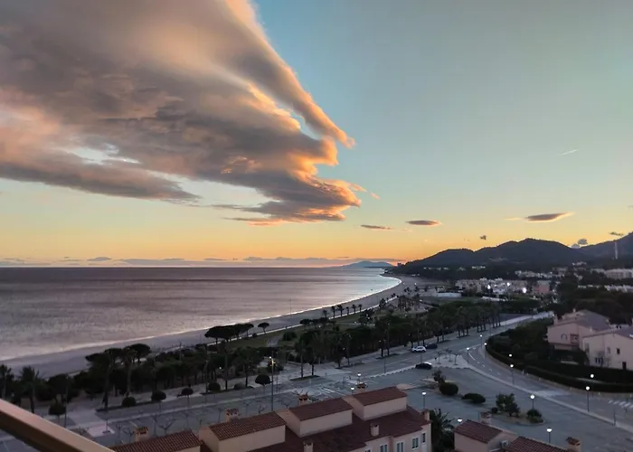 Apartamento con terraza, vistas playa y montaña