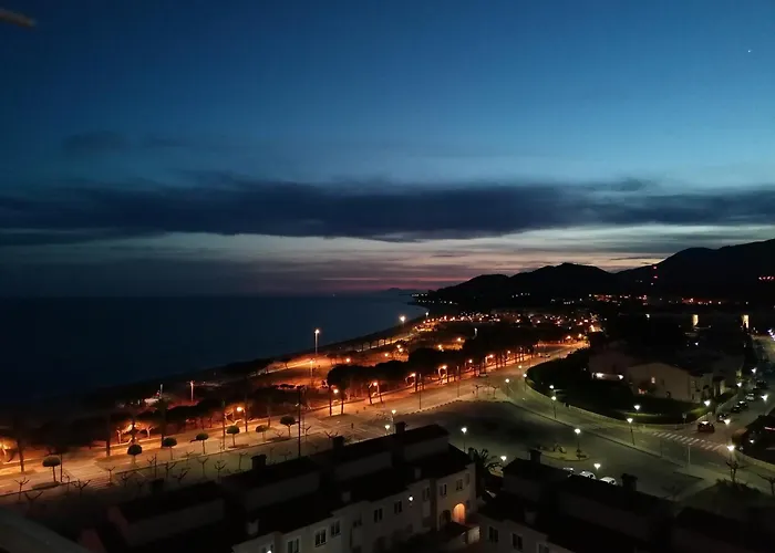 Apartamento con terraza, vistas playa y montaña