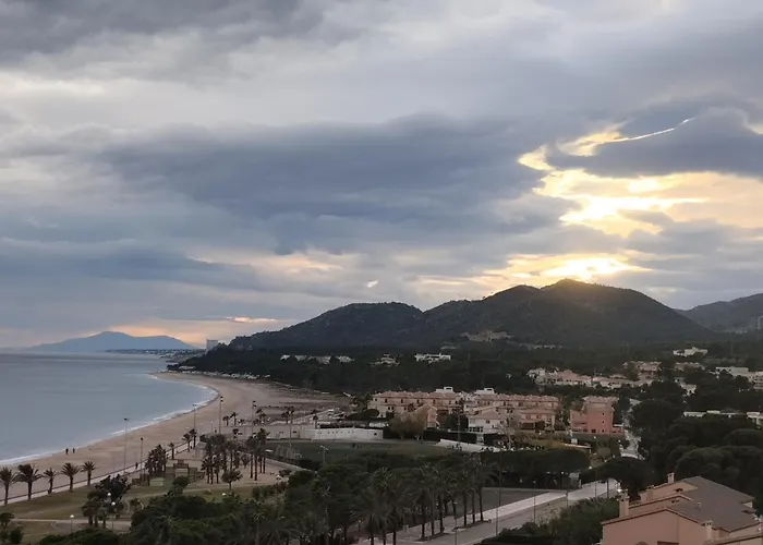 Apartamento con terraza, vistas playa y montaña