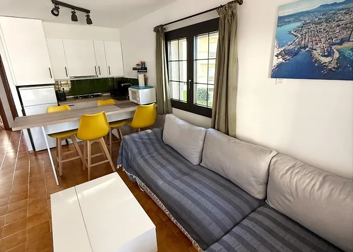 Apartamento En La Escala Con Piscina Y Parking