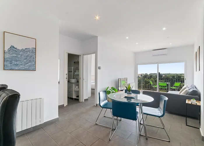 Cosy Well Situed Apartment With Sea View