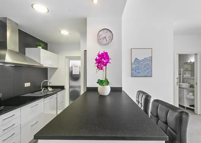 Cosy Well Situed Apartment With Sea View