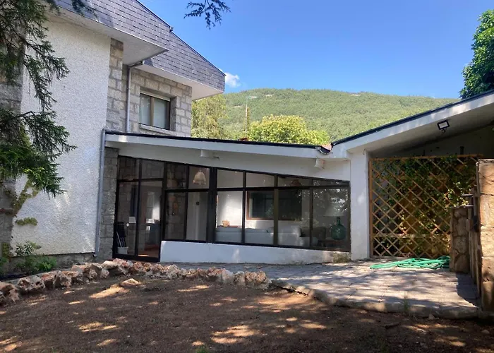 Los Cedros, gran chalet con piscina y apartamento en Navacerrada