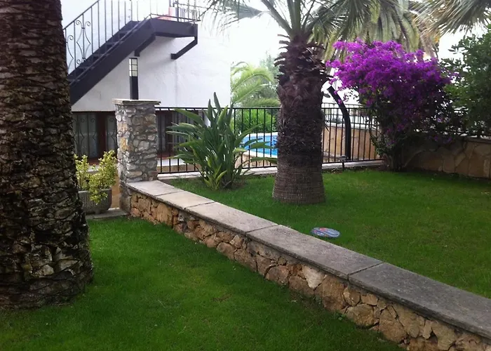 Villa Besides The Sea - 3 Bedrooms