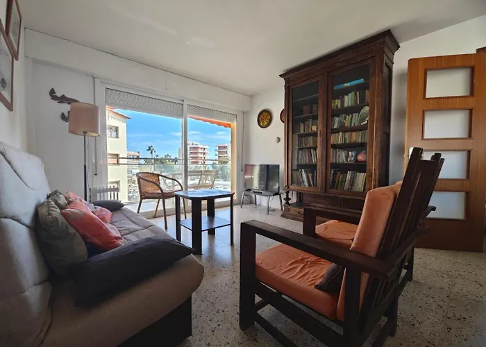 Spacious Flat With Sea Views, For 8 People With 3 Bedrooms, 2 Bathrooms And Wifi, Next To The Beach!!