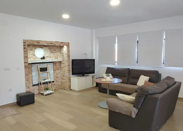 Loft para 2 personas con cocina americana con gran luminosidad, TV 42, cama de matrimonio con colchón de buena calidad, dos sofás grandes y comodos , con baño con plato de ducha,chimenea interior y 2terrazas de unos 50 metros y barbacoa exterior,pre