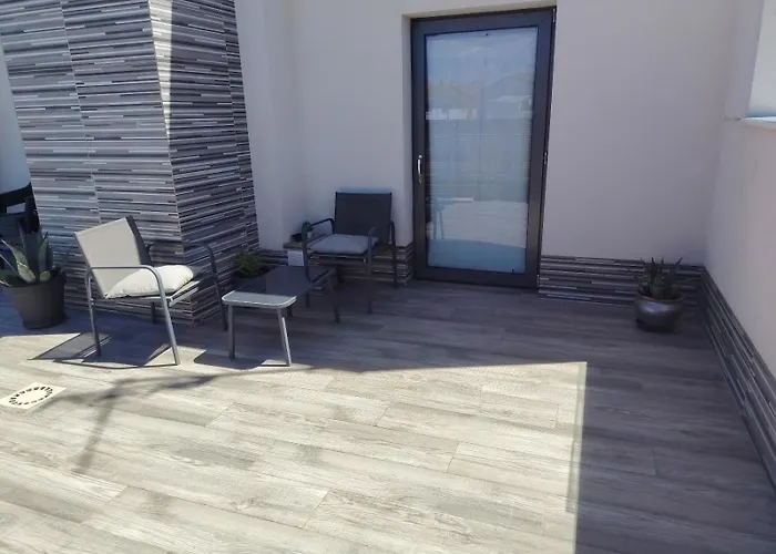 Loft para 2 personas con cocina americana con gran luminosidad, TV 42, cama de matrimonio con colchón de buena calidad, dos sofás grandes y comodos , con baño con plato de ducha,chimenea interior y 2terrazas de unos 50 metros y barbacoa exterior,pre