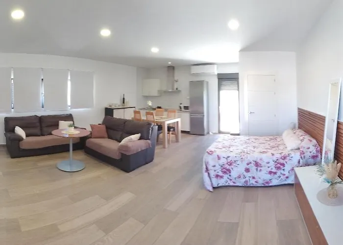 Loft para 2 personas con cocina americana con gran luminosidad, TV 42, cama de matrimonio con colchón de buena calidad, dos sofás grandes y comodos , con baño con plato de ducha,chimenea interior y 2terrazas de unos 50 metros y barbacoa exterior,pre