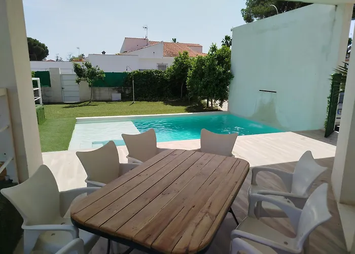 Chalet blanco con piscina privada