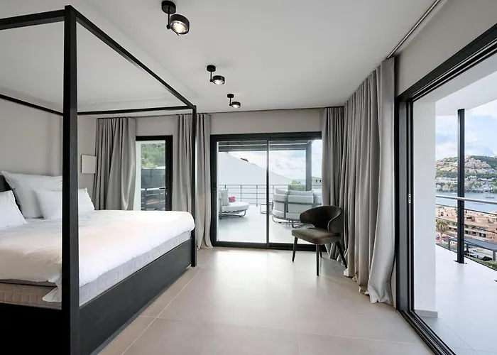 Meerblickvilla Design In Port Andratx Mit Glasaufzug, Minotti, Occhio, Gessi, Cabinet, Miele