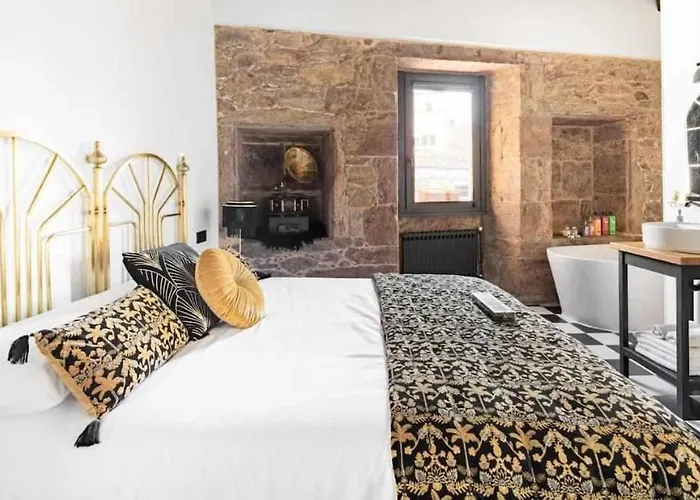La Suite Años 20. Bañera, chimenea y terraza.