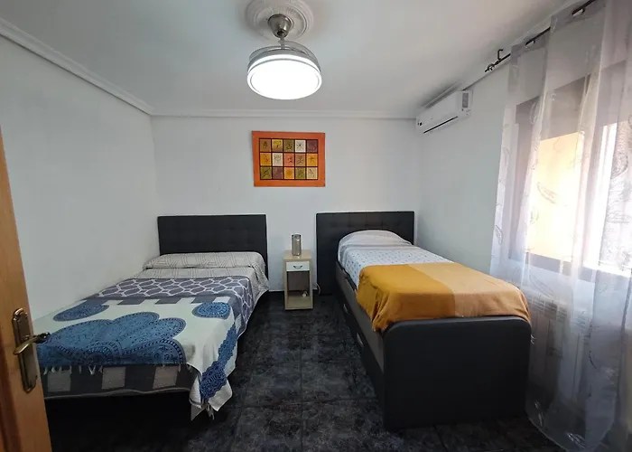 Casa Oasis Puertollano, una casa en un entorno rural en Puertollano, agradable, con Piscina en zona tranquila