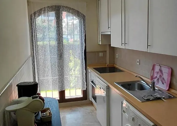 Apartamento de dos dormitorios y un baño con piscinas y jardines cercano a la playa