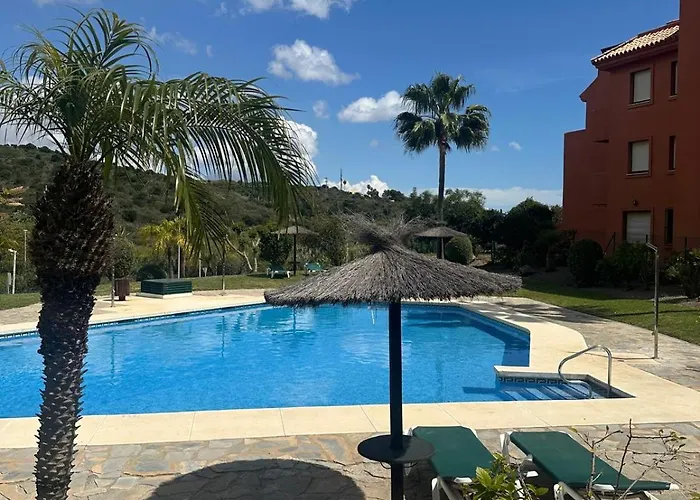 Estepona apartamento en planta baja con jardín privado y siete piscinas