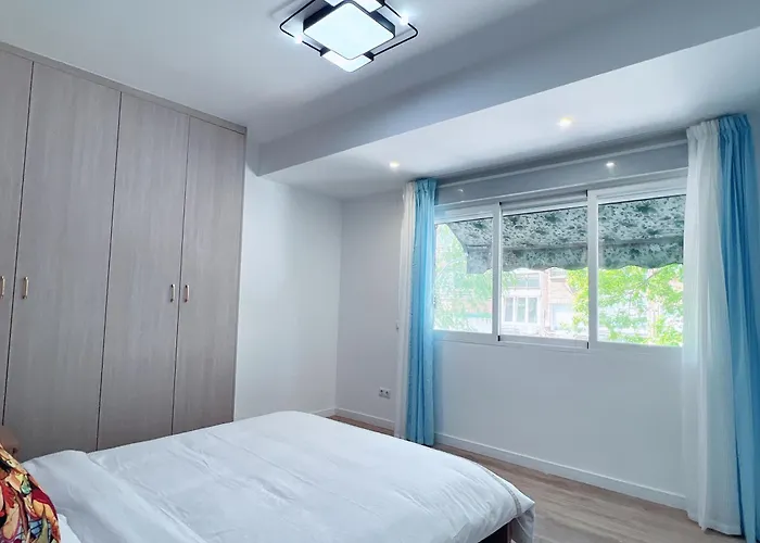 Habitación individual cómoda y luminosa con cama grande