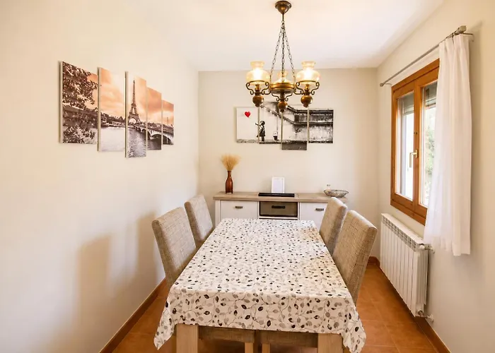 Cómodo y coqueto chalet con jardín en Argoños