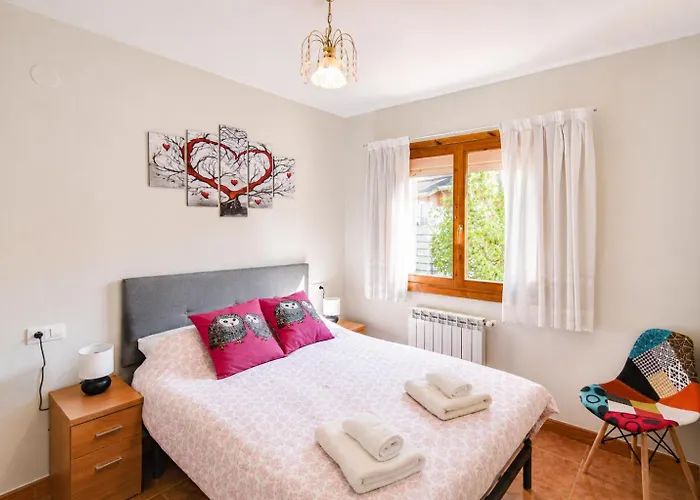 Cómodo y coqueto chalet con jardín en Argoños