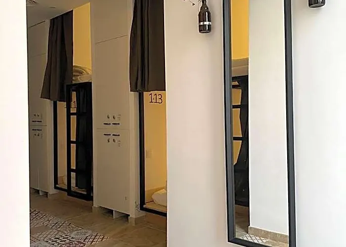 Hostel Numero Trece - Private Capsule Deds - Albergue Juvenil - Free Towels, Coffee & Tea, Remote Check-In (Adults Only)