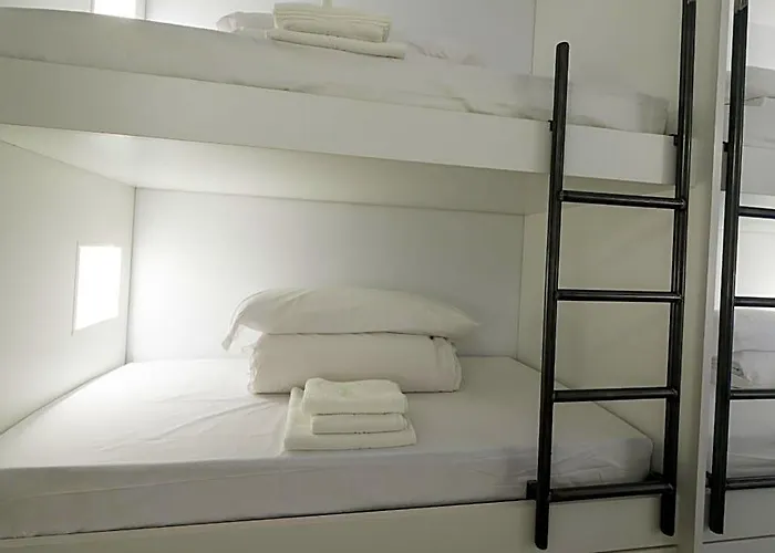 Globetrotter Hostel, By Albany