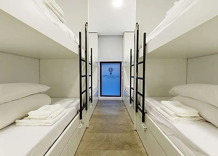 Globetrotter Hostel, By Albany