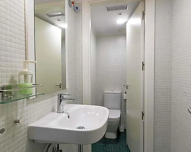Globetrotter Hostel, By Albany