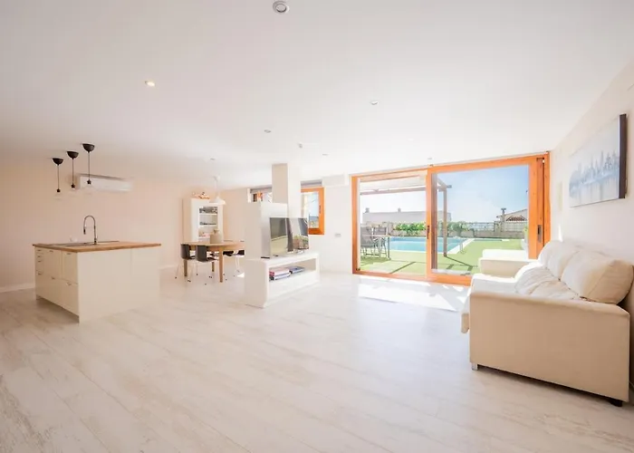 Bonita casa con piscina compartida junto Barcelona Centro