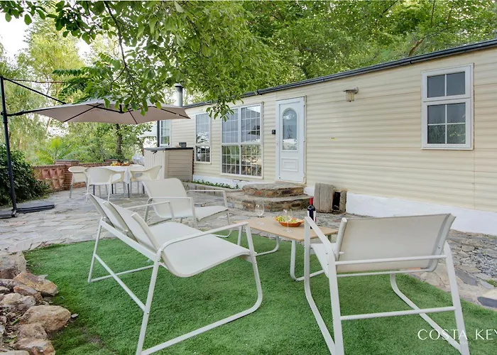 Mountain & Pool Retreat - Camping Pitres