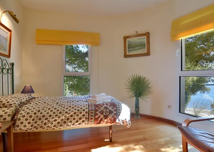 Villa With Enchanting Sea Views And Pool For 7 Guests