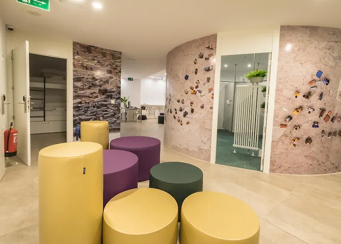 Globetrotter Hostel, By Albany
