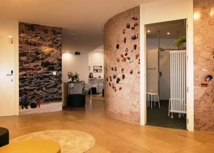 Globetrotter Hostel, By Albany