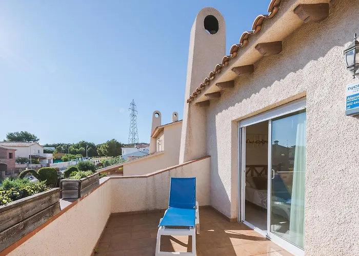 Villa Neus Barà, jardín y piscina privada