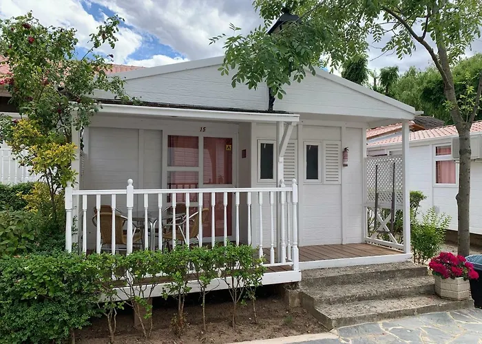 Bungalows & Albergue La Playa