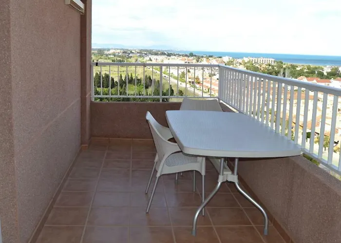 Apartamento Con Preciosas Vistas Al Mar,WIFI y piscina de temporada